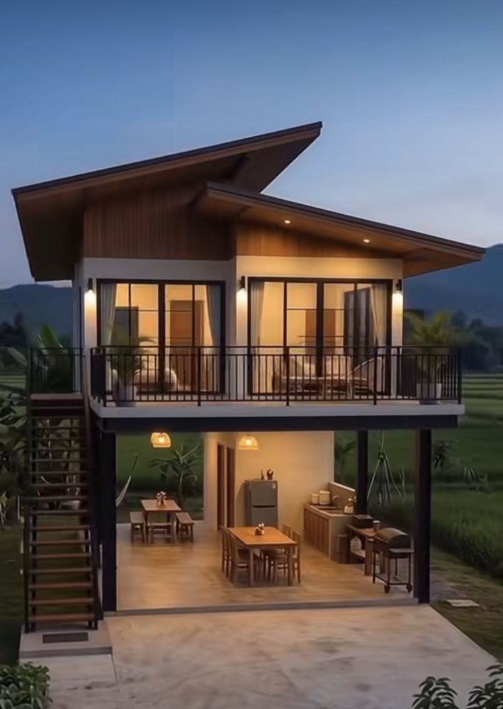 Casa de dos niveles al atardecer con balcón y zona social abajo