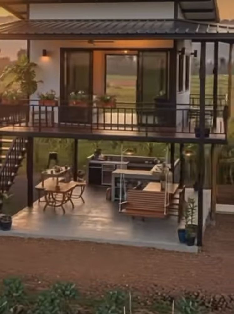 Casa de dos niveles con terraza cubierta, columpio y cocina exterior
