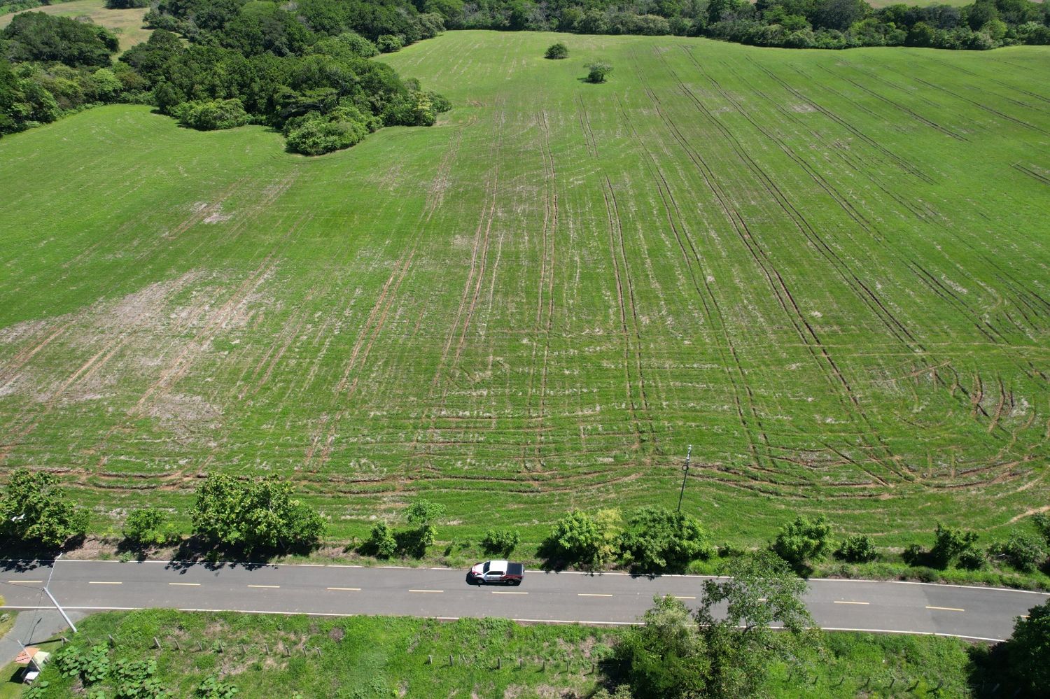 Vista aérea del terreno junto a una carretera asfaltada