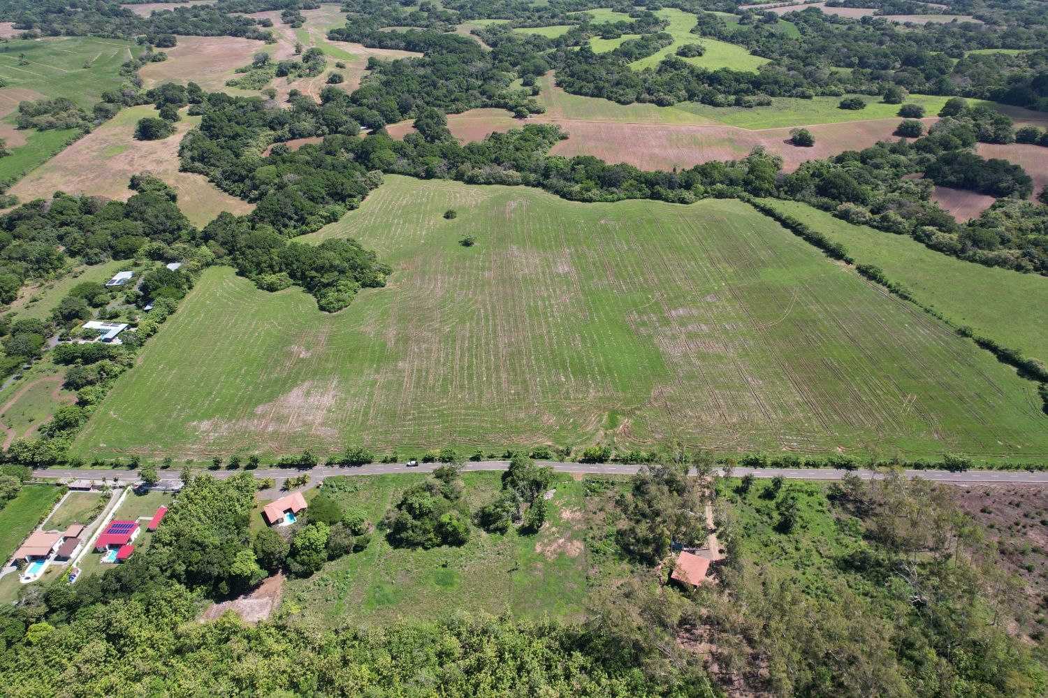 Vista aérea del terreno con viviendas en los alrededores