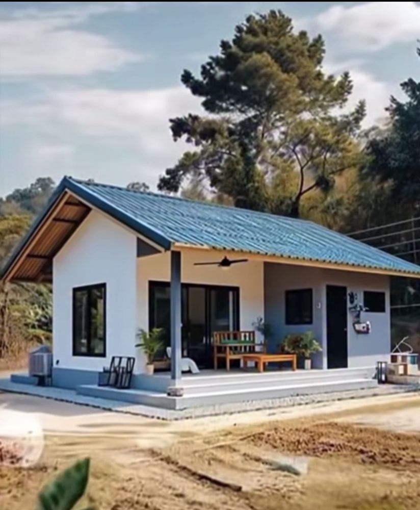 Casa de una planta blanca con techo azul y porche